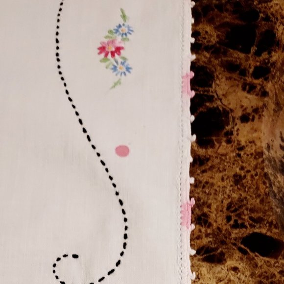 1960's Vintage Dresser/Table Scarf Hand Embroidered & Crocheted 12” X 33" - Picture 10 of 12